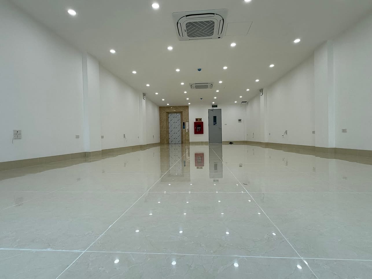 HIẾM, TÒA VĂN PHÒNG MẶT PHỐ VĂN CAO, BA ĐÌNH-VỈA HÈ-KD: 105M X10T, MT 6M, GIÁ 86 TỶ. - Ảnh 4